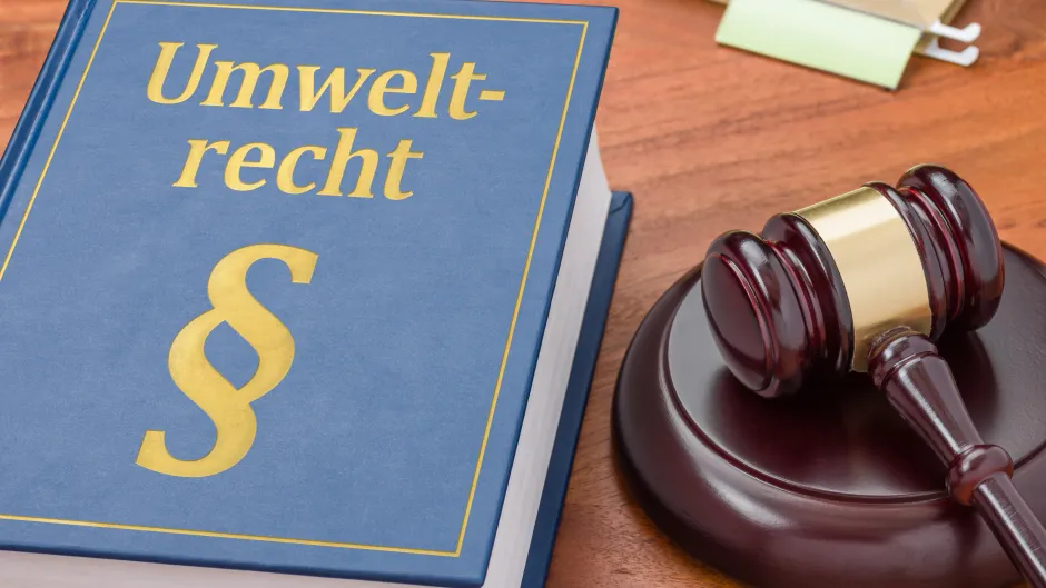 Umweltrechtsgesetzbuch mit nebenliegendem Gerichtshammer